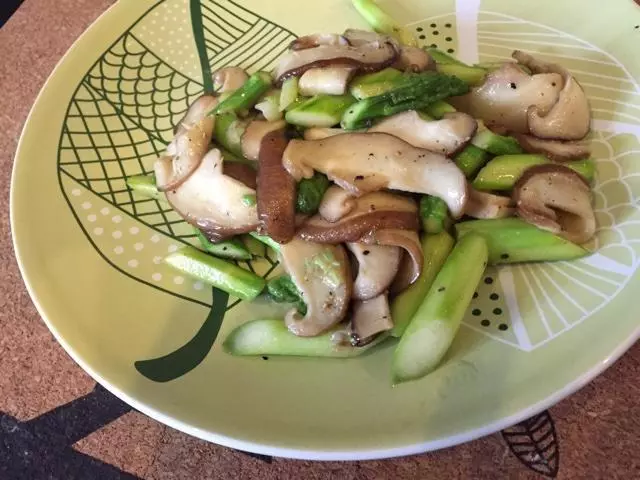 清炒香菇芦笋