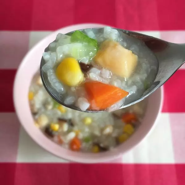 瑶柱香菇胡萝卜芹菜玉米粥