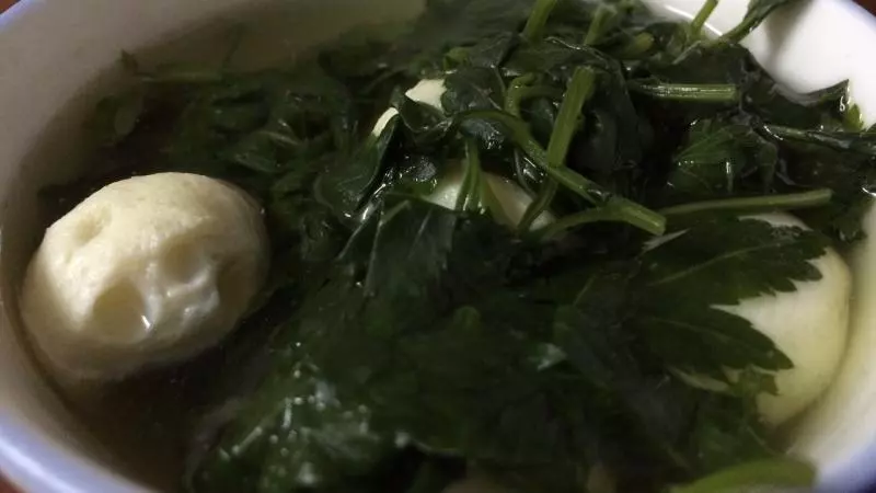 出其不意的進階版黑暗料理：菊葉魚丸湯