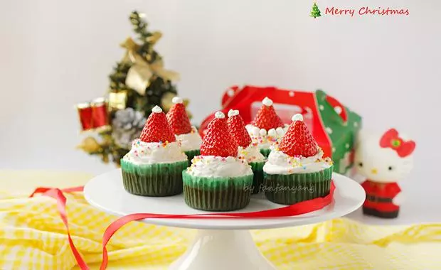 圣诞草莓奶油杯子蛋糕