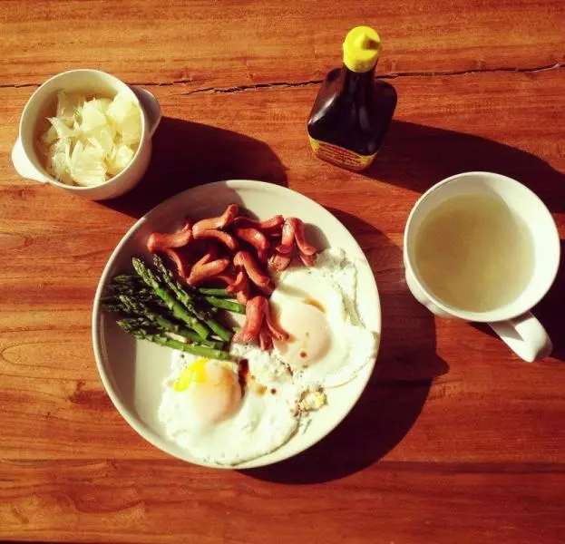 香腸蘆筍煎雙蛋早餐
