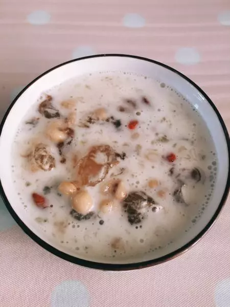 桃胶皂角米炖雪燕薏仁牛奶羹