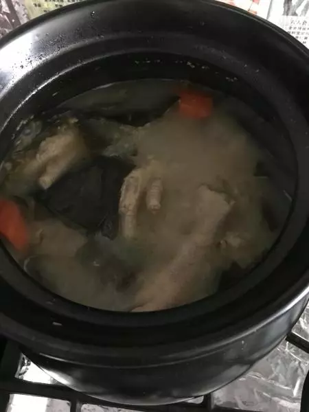 綠豆海帶骨頭雞腳湯