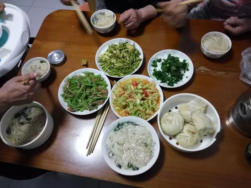 5.5晚餐：蒜苔炒鸡蛋+菜花西红柿+芹菜炒肉+凉拌芹菜叶+面条