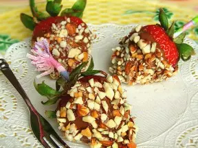 简单甜点-草莓巧克力棒棒糖