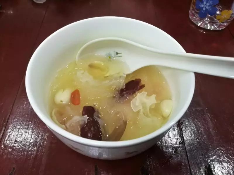 红枣莲子银耳汤（电饭煲版）