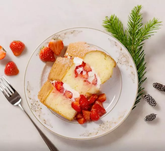 戚风蛋糕配奶油鲜草莓