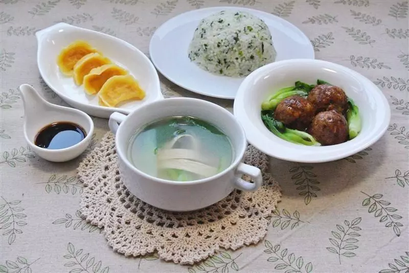 菜饭骨头汤+小蒸饺