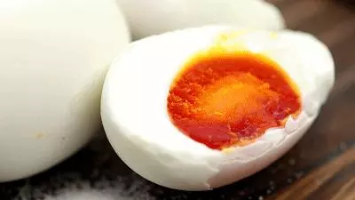 100%出油，原來流油的鹹鴨蛋是這樣做的——自製鹹鴨蛋（多動圖，孔瑤的食譜）
