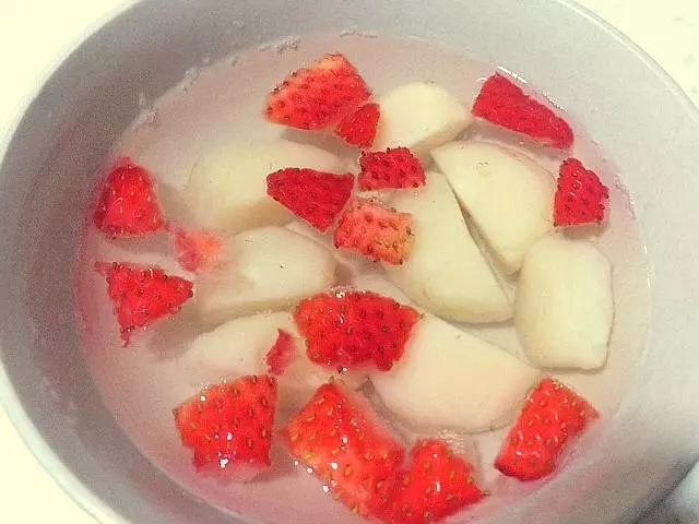 马蹄草莓糖水
