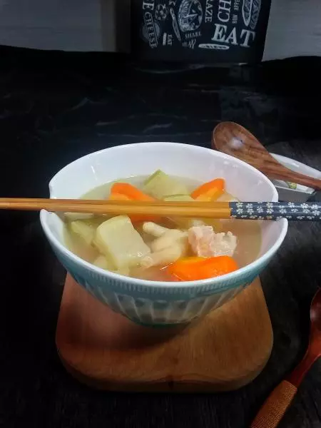 青红萝卜鸡脚猪腱肉汤