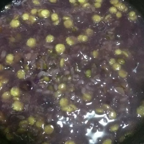 紫薯八宝花生玉米片粥