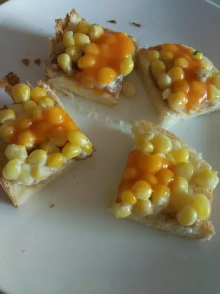 玉米榛子酱奶酪烤面包