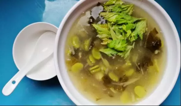看上去不咋地，其实特鲜美丨酸菜蚕豆汤 · 圆满素食