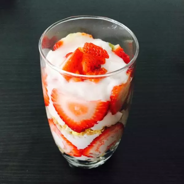 独家草莓玉米片酸奶冻