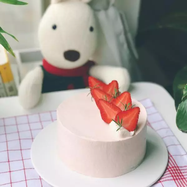 粉色草莓戚风蛋糕