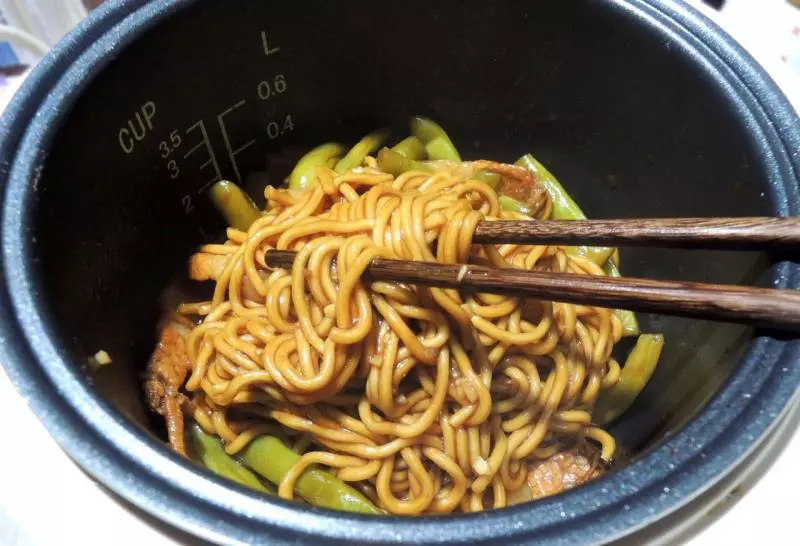 一个电饭锅 + 40分钟=超简单超好吃的电饭锅版扁豆焖面！