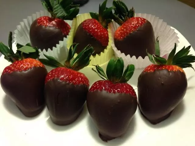 chocolate covered strawberries 中文名儿叫草莓伯爵？