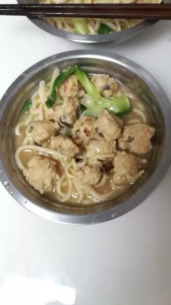 雞肉丸子青菜湯麵