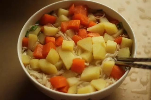 土豆胡蘿蔔清湯麵