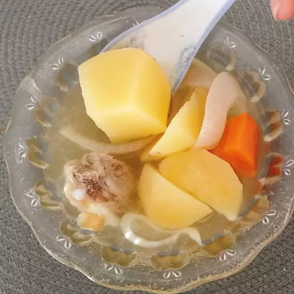 电饭锅 土豆胡萝片排骨汤