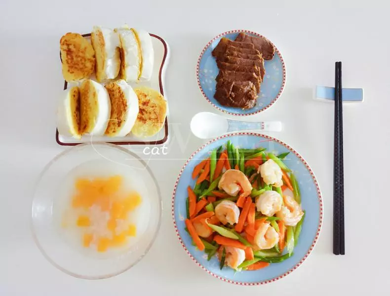 (每日早餐)红薯粥+西芹虾仁+炸馒头片