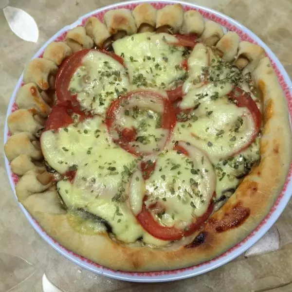 蘑菇花边披萨