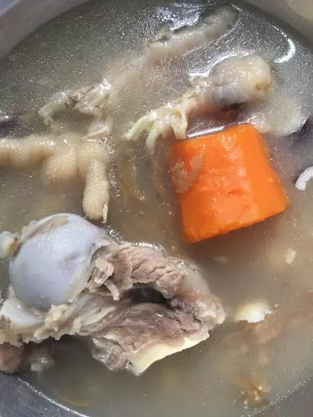 海椰皇猪骨鸡爪汤