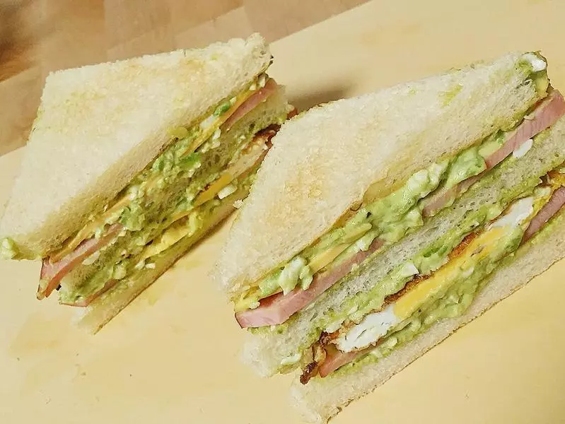 桂冠沙拉酱食谱——牛油果鸡蛋沙拉酱火腿三明治