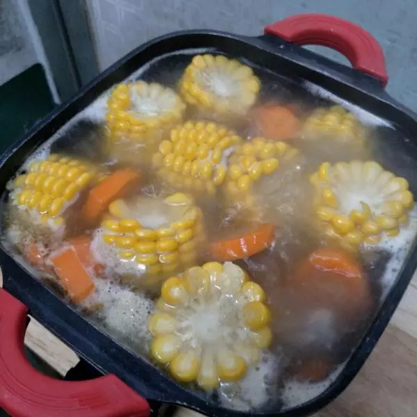 宿舍版玉米排骨汤