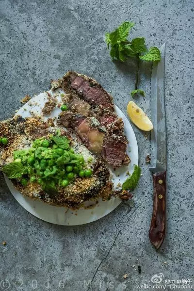 酥粒戰斧牛排.Crumbed tomahawk steak with minted peas.
