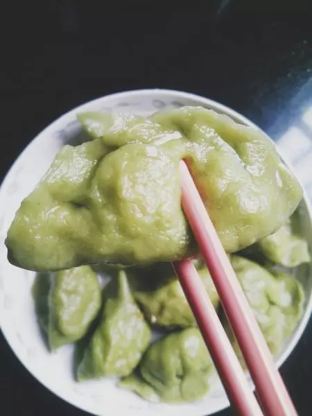 菠菜绿色水饺