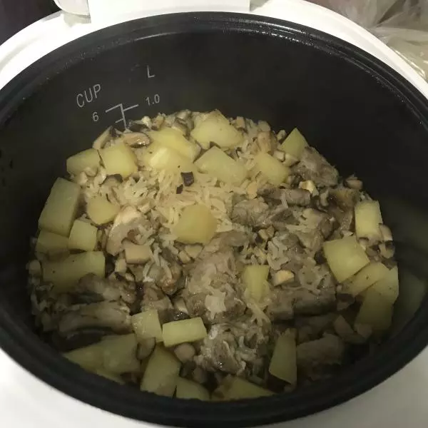 土豆排骨饭（电饭锅）