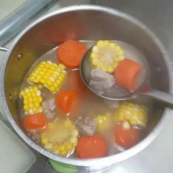 玉米萝卜排骨汤