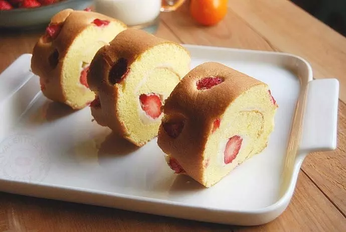 草莓舒芙蕾蛋糕卷