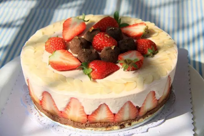 超豪華巧克力草莓芝士慕斯蛋糕