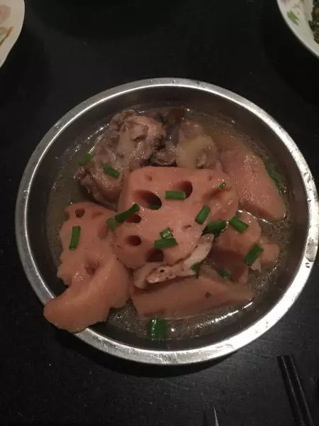筒子骨莲藕汤