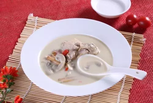 林志鵬自動烹飪鍋烹制椰奶雞湯-捷賽私房菜