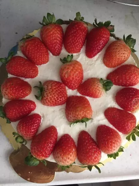 草莓酸奶慕斯蛋糕（饼干底）