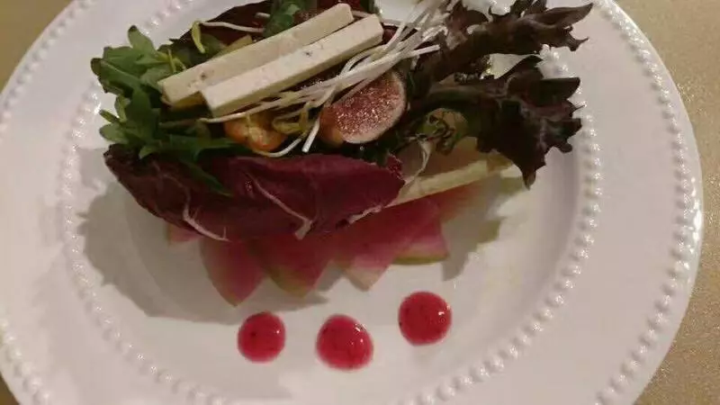 Tossed salad with raspberry vinaigrette&amp;chimichurri 杂菜沙拉配树莓油醋汁&amp;阿根廷酱