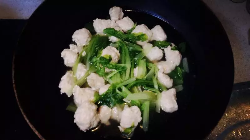 小白菜汆鲅鱼猪肉丸子