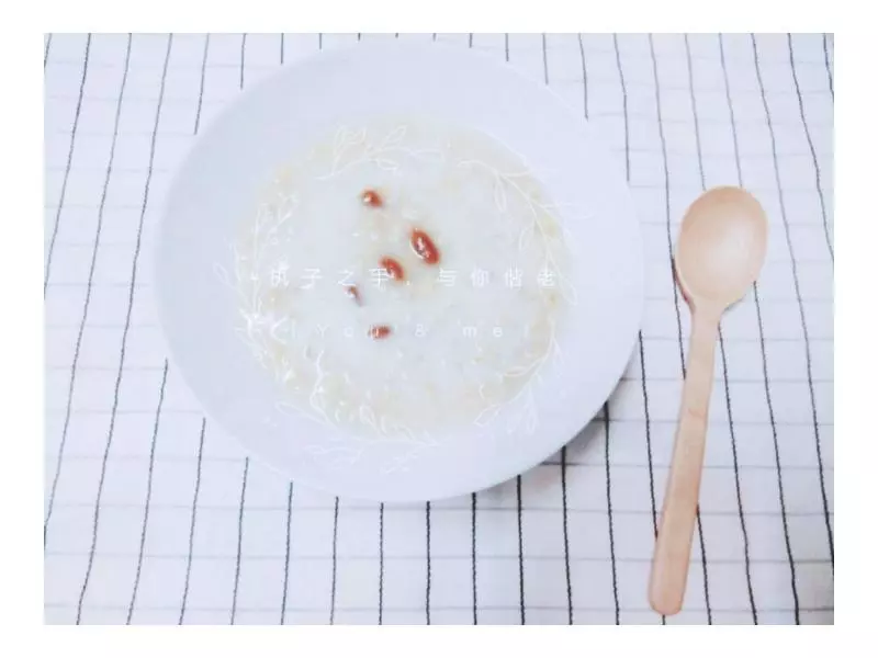 燕麦米枸杞牛奶粥