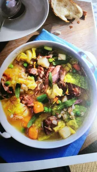 蹄膀蔬菜汤（smoked ham hock &amp; vegetable soup)