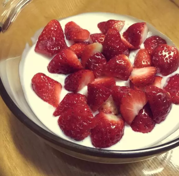 草莓大麦西米酸奶
