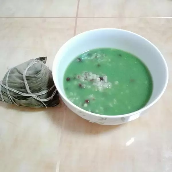 粽子的另类吃法：大麦青汁红豆粽子粥