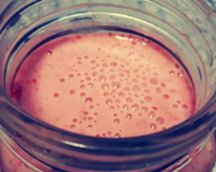 草莓微醺酸奶
