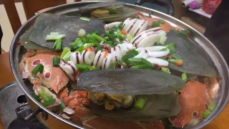初次的味蕾-海鮮大鍋、跟朋友家人一起分享美食、才是快樂幸福的。