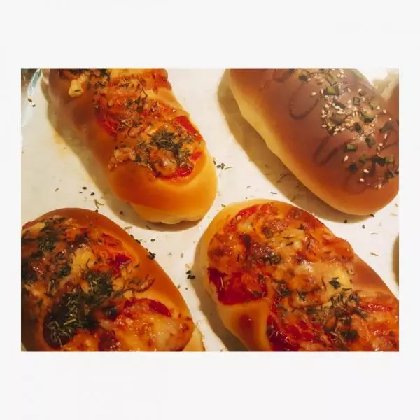 肉松小餐包（两种口味：沙拉白芝麻香葱+番茄酱芝士欧芹披萨草）