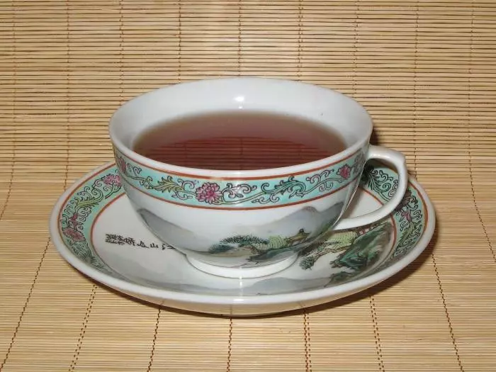 李子红茶饮