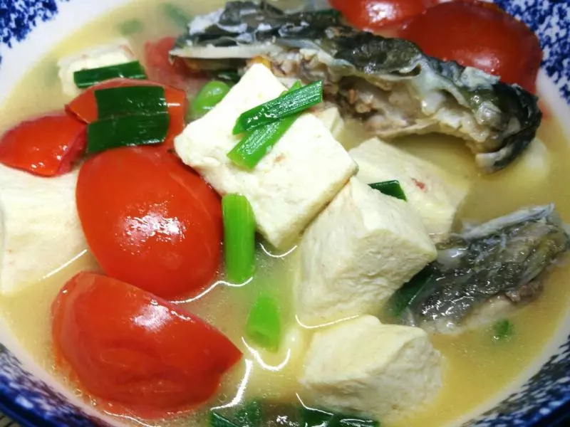 西红柿鱼头炖冻豆腐